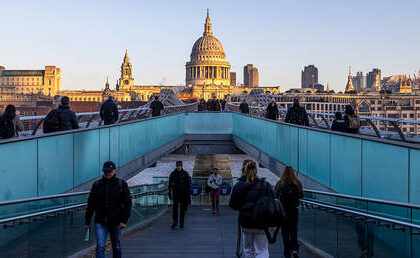 Britons getting poorer  report