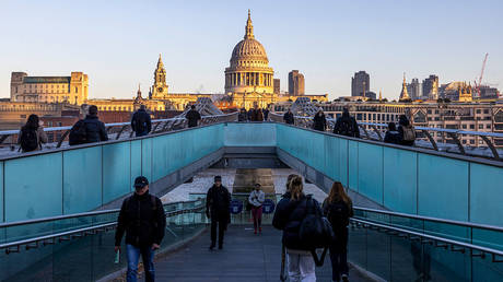 Britons getting poorer  report