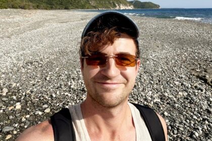 Man pulls off extreme 8-hour trip to another country, flies home same day