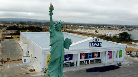 Statue of Liberty toppled by strong winds in Brazil (VIDEO)