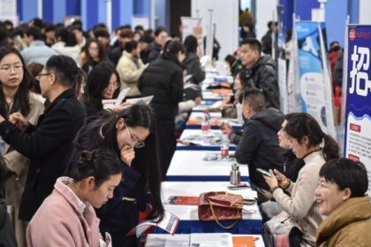 VOA Mandarin: About 12 million graduates to join China's shrinking job market