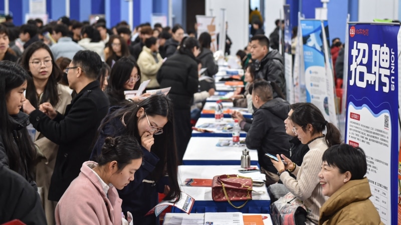 VOA Mandarin: About 12 million graduates to join China's shrinking job market