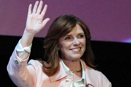Former top Oregon GOP official secures nomination for governor as Republicans target blue-state pickup
