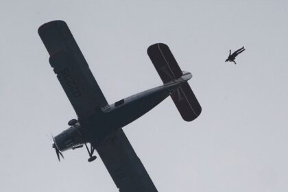 Skydiver dies after midair collision with another jumper during group jump in Washington state