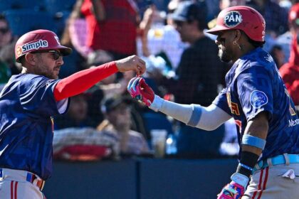 Baserunner sparks brawl in Mexican Baseball League after sucker punching a fielder who tagged him out