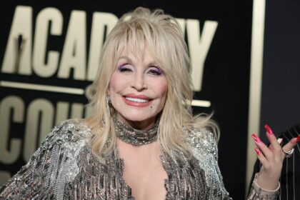 Tennessee Volunteers fans pay incredible tribute to Dolly Parton during season opener