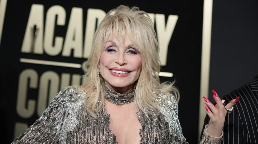 Tennessee Volunteers fans pay incredible tribute to Dolly Parton during season opener